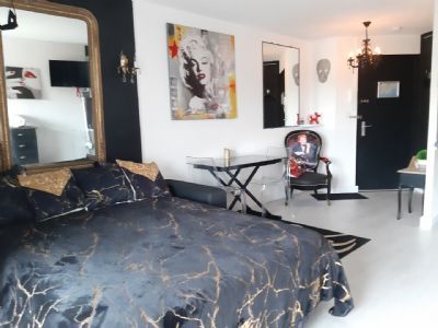 Le port et la plage à pied !